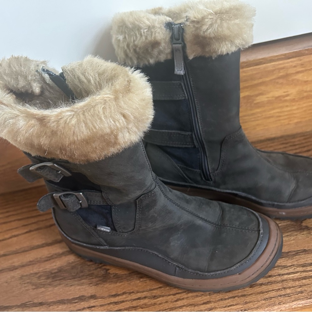 Merrell zip up boots. Faux fur at the top of the boot